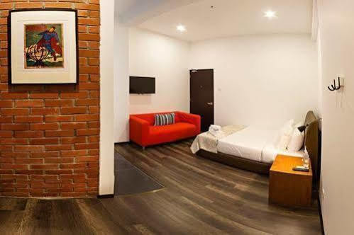 Roomies Suites Бату-Феррінгі Екстер'єр фото